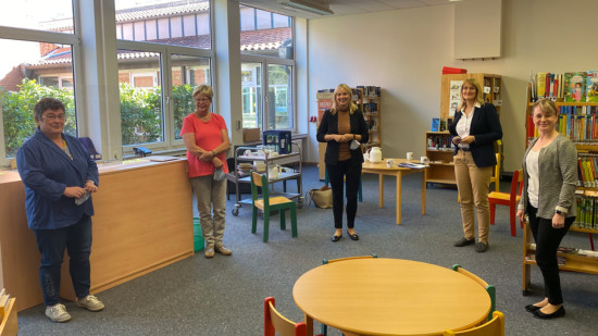 Marja-Liisa Völlers und Bianca Wöhlke bei ihrem Besuch in der Bibliothek der Samtgemeinde Heemsen in Rohrsen
