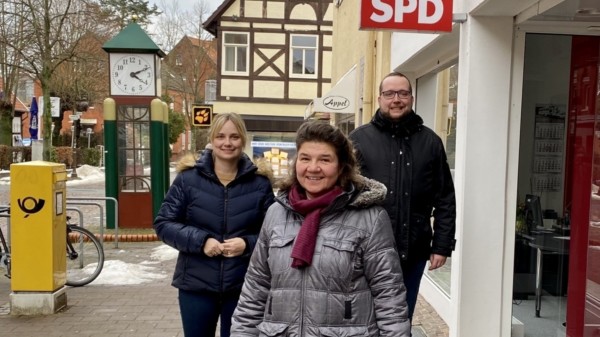 Marja-Liisa Völlers, Marion Röchert und Hannes Felix Grosch vor dem SPD-Büro in der Nienburger Georgstraße