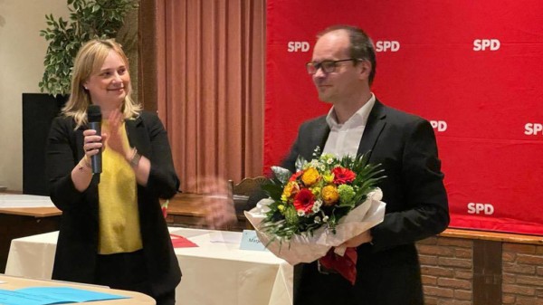 Grant Hendrik Tonne nimmt die Glückwünsche des Unterbeirks Nienburg entgegen