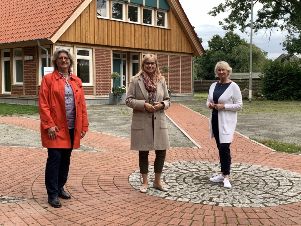 Anja Altmann, Marja-Liisa Völlers und Conny Feske sprechen über den Erhalt des Holtorfer Freibades.